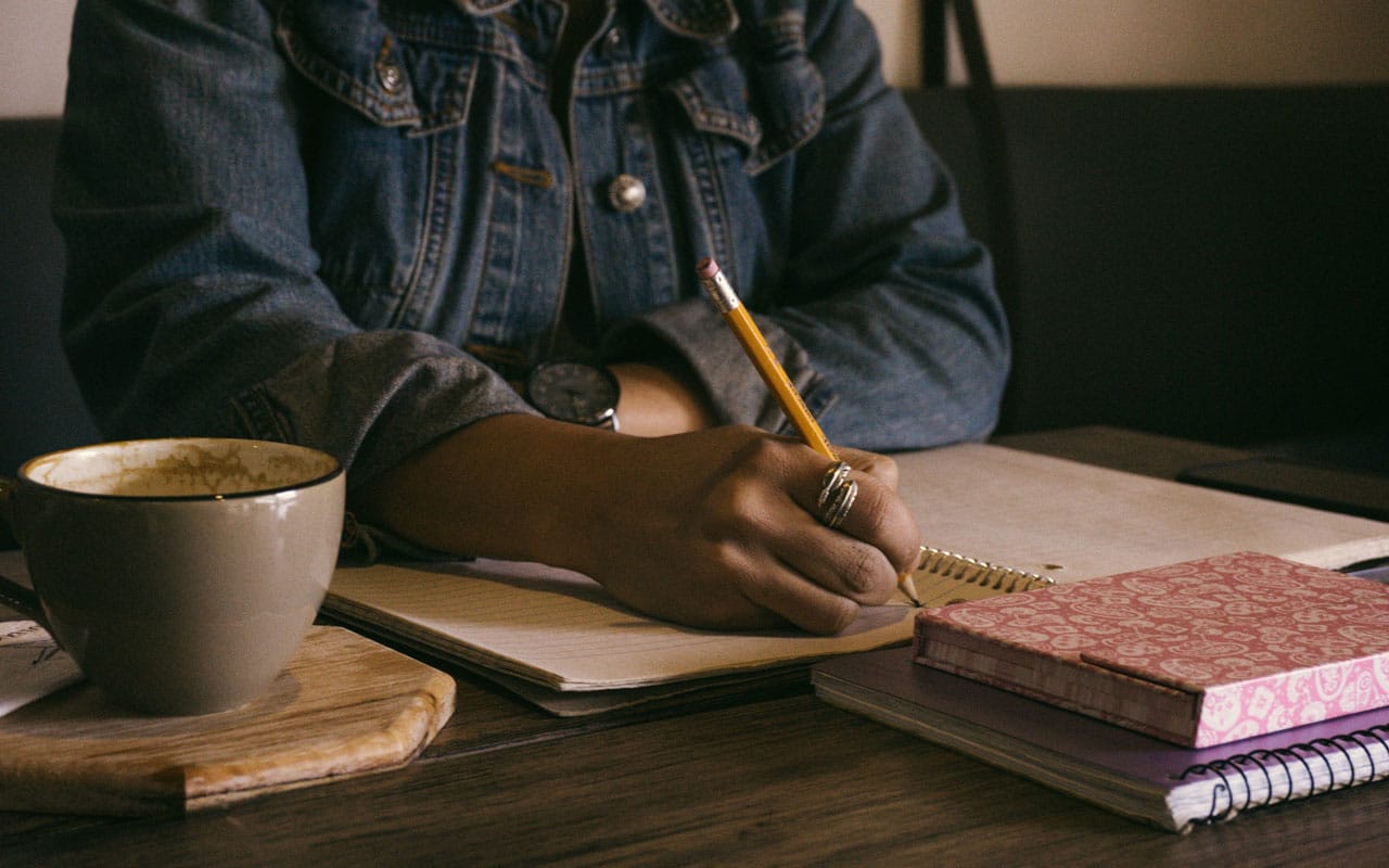 A person hand drawing a mind map with pencil and paper.
