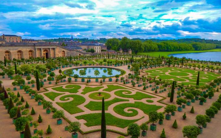 The gardens at the Palace of Versailles. You could picture yourself here after signing the Treaty of Versailles to add a visual cue to your memory.