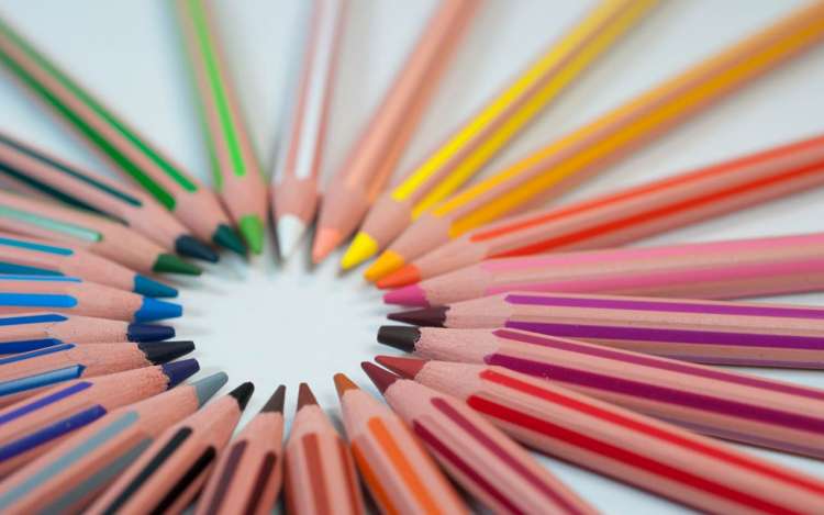 A rainbow of colored pencils are arranged in a circle. Colors are one of the language learning words you don't need to learn in context.