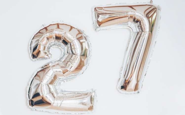 Two metallic inflated balloons: a 2 and a 7. The techniques in this post will teach you how to remember the 27 amendments.