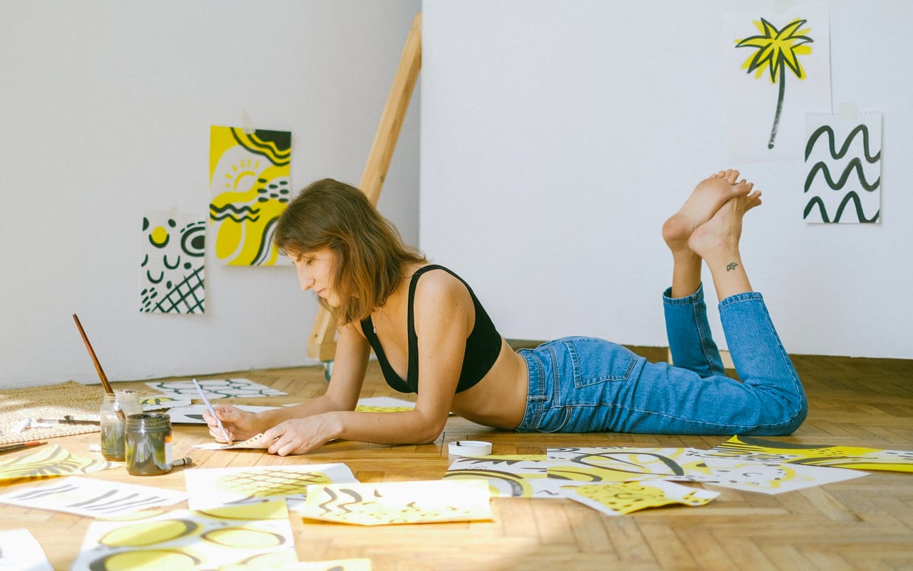 a women is enjoying paiting