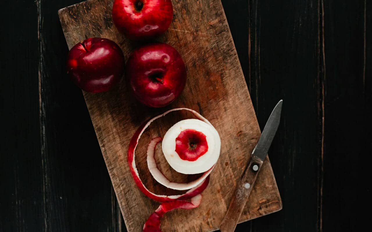 apples and knife
