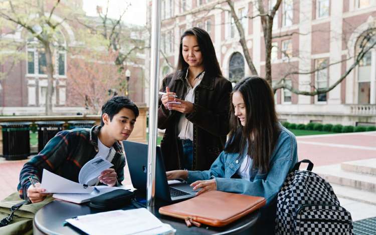 小组学生正在一所大学学习