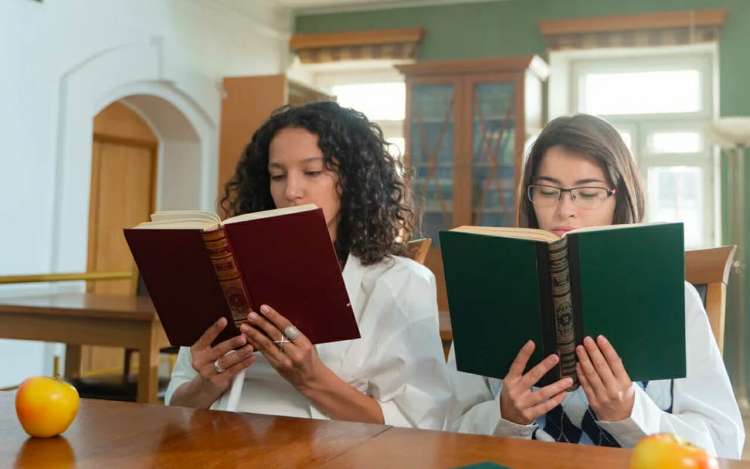 Τα κορίτσια διαβάζουν κόκκινα και πράσινα βιβλία