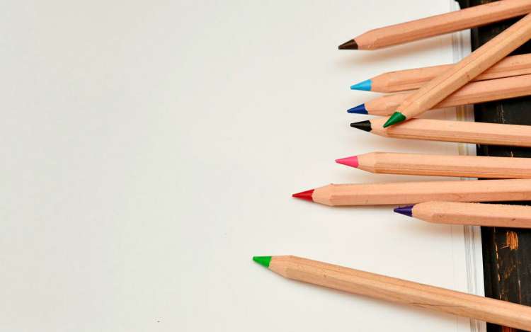 彩色铅笔在白纸上