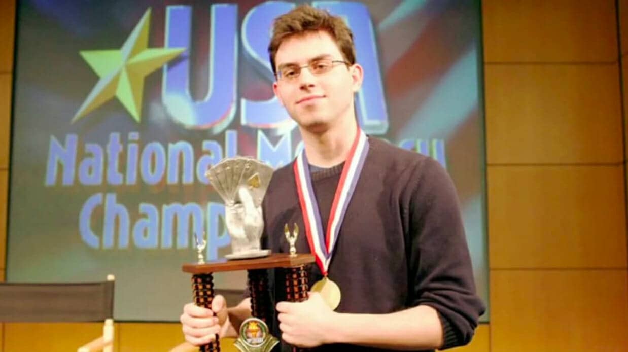 Joshua Foer with USA memory champion prize