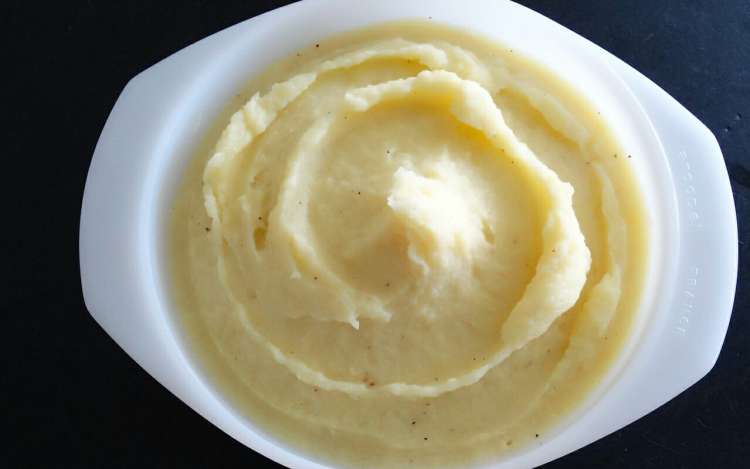 mashed potatoes in a white plate