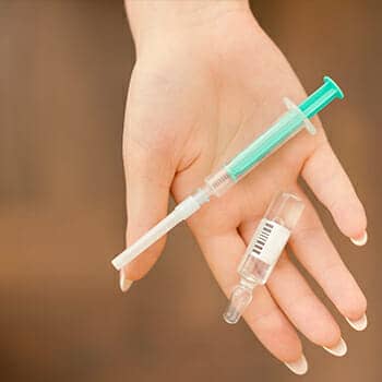 how to remember insulins feature image of a hand holding insulin and a syringe