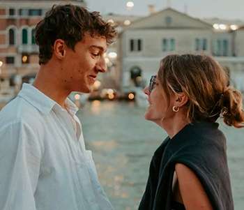 how long does it take to learn italian feature image of a couple in venice